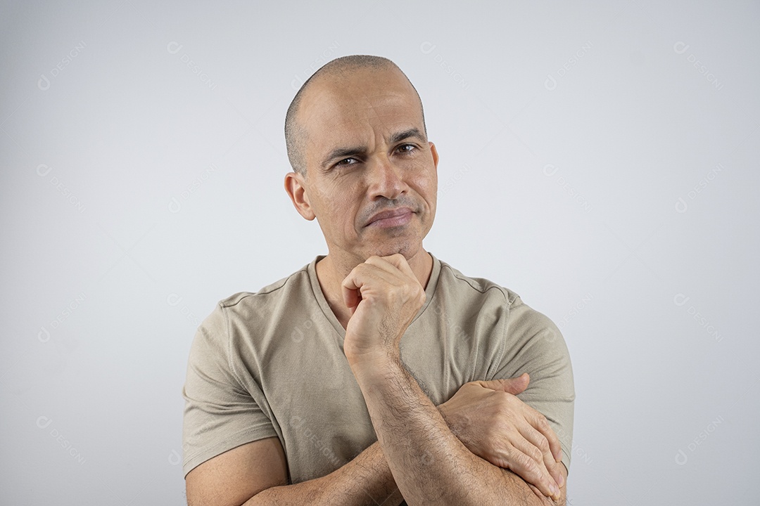 Homem com expressão de serio com mão no queixo