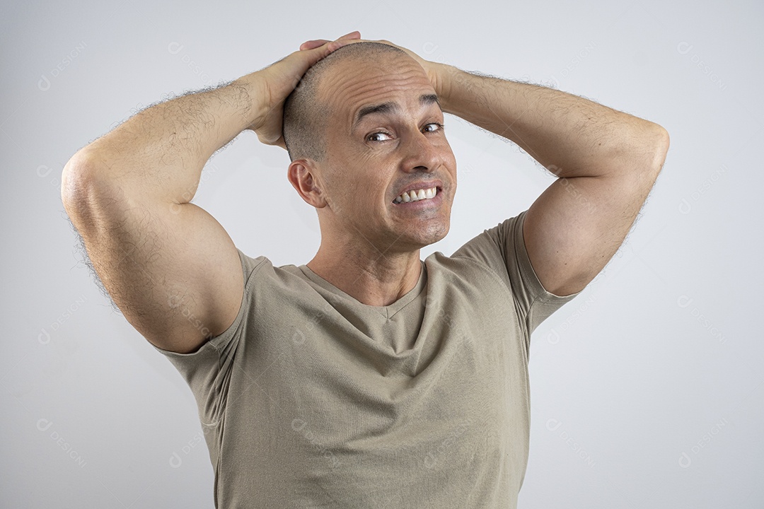 Homem com mãos na cabeça com cara de quem fez errado
