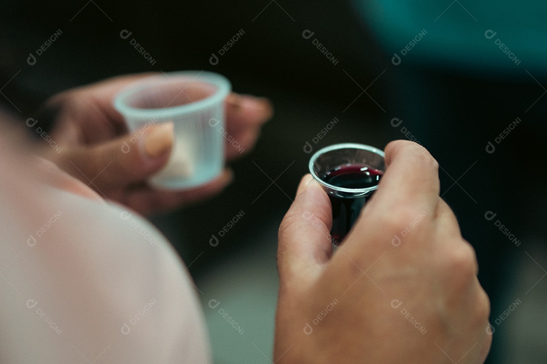 Mãos com pão e vinho para ceia da igreja