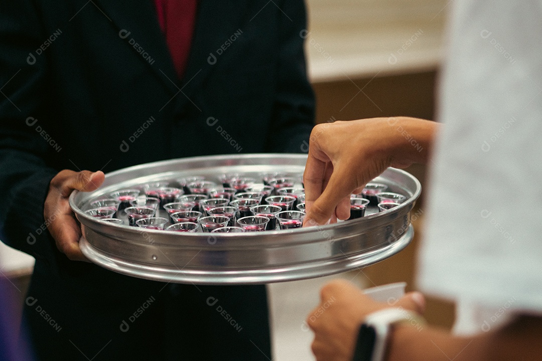 Forma com copinhos de vinho para ceia da igreja