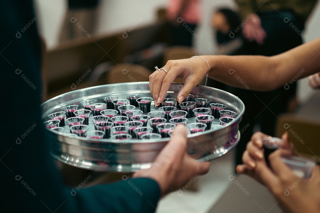 Forma com copinhos de vinho para ceia da igreja