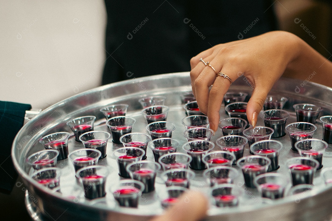 Forma com copinhos de vinho para ceia da igreja
