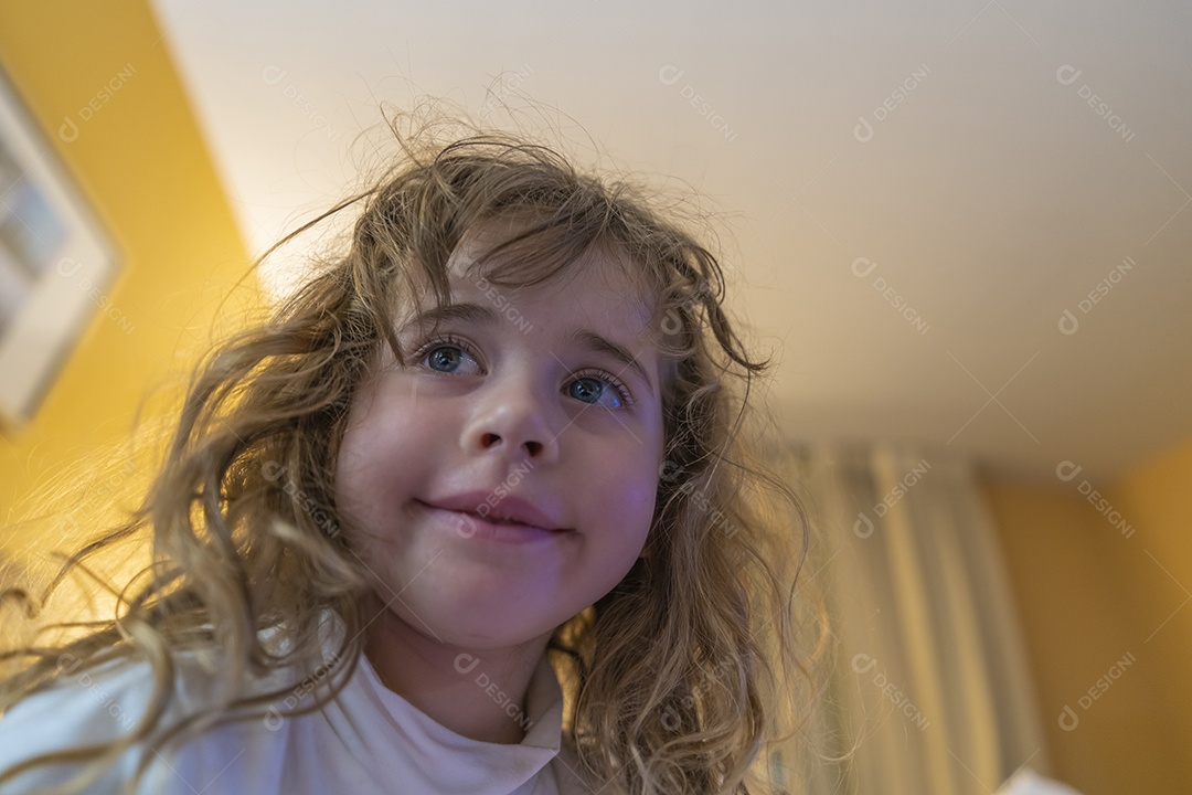 Linda garotinha loira sorrindo