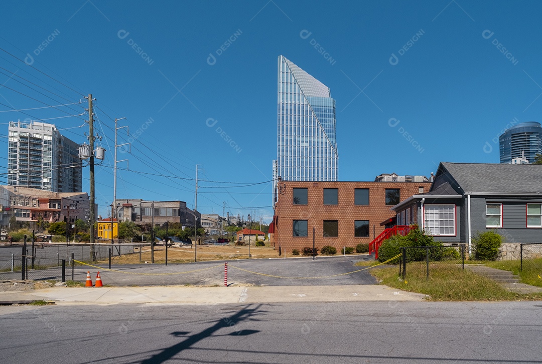 Típica casa suburbana americana com arranha céus ao fundo