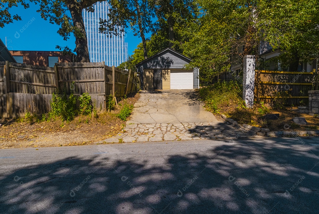 Típica casa suburbana americana com arranha céus ao fundo