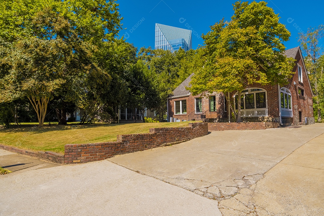 Típica casa suburbana americana com arranha céus ao fundo