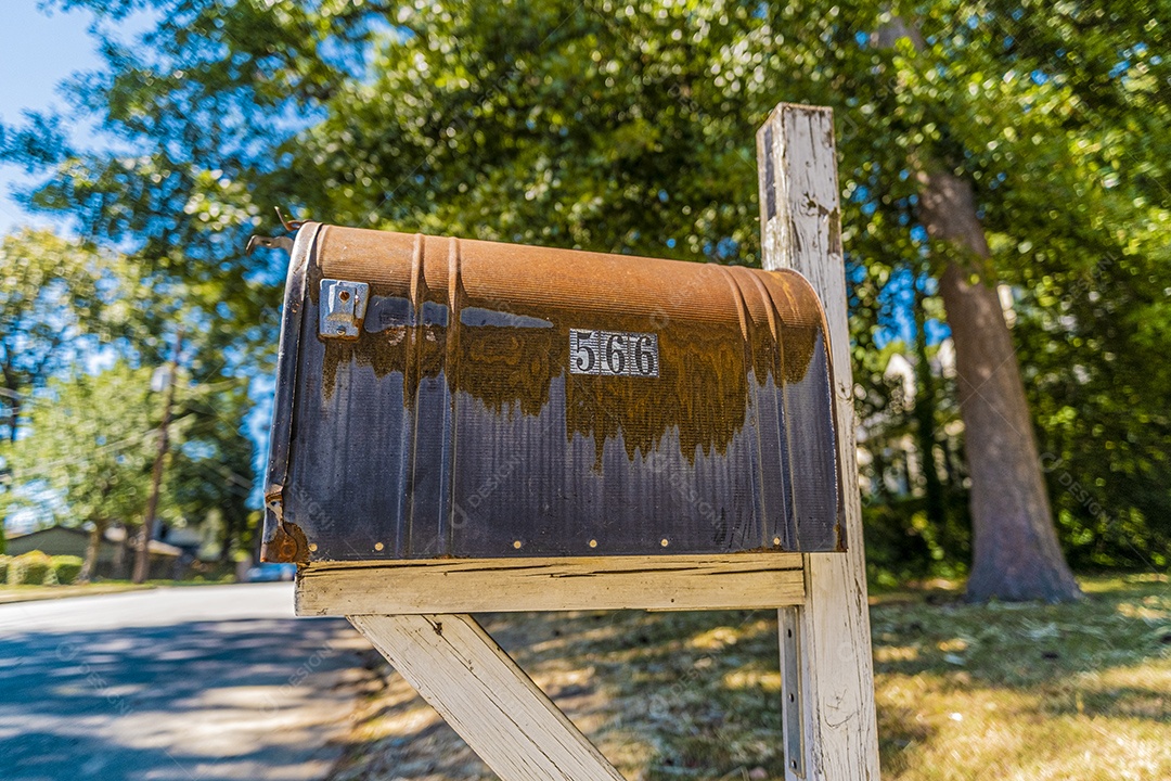 Caixa de correio velha e enferrujada nos subúrbios dos Estados Unidos