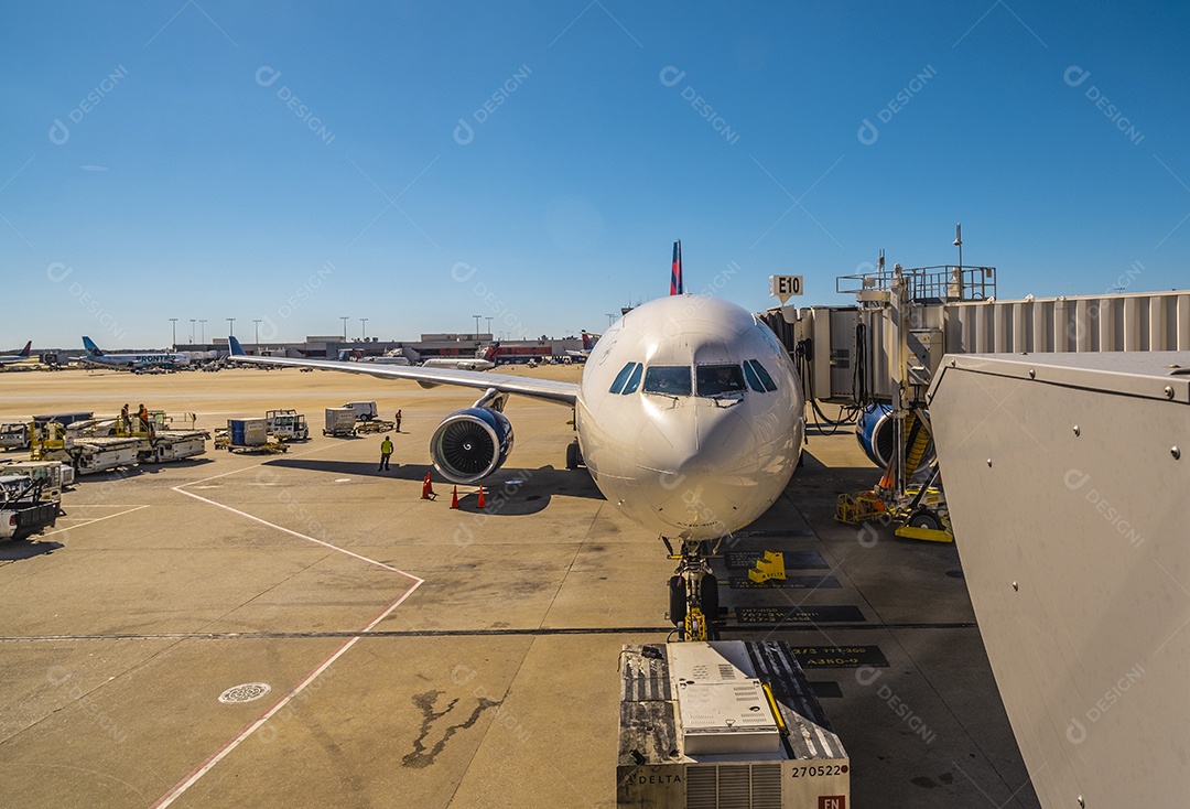 Aviões no aeroporto central de Atlanta nos portões