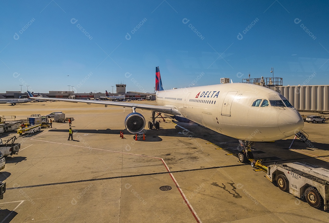 Aviões no aeroporto central de Atlanta nos portões