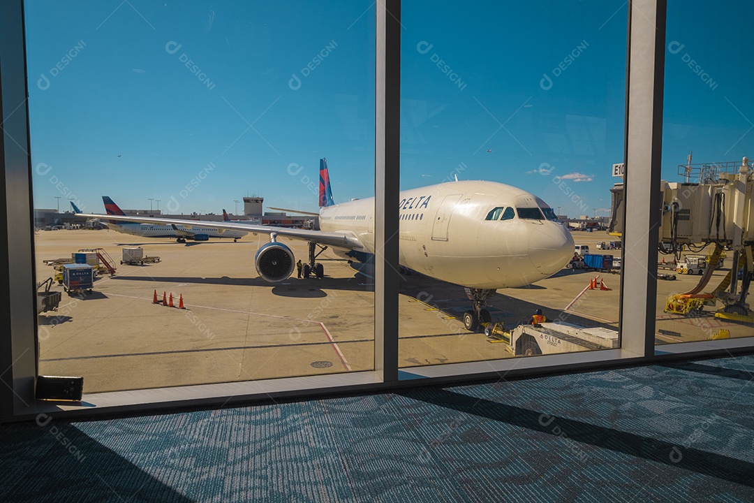 Aviões no aeroporto central de Atlanta nos portões