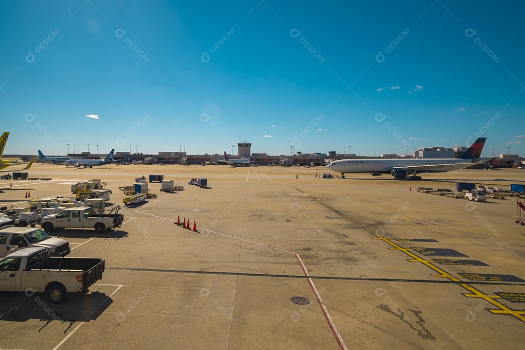 Aviões no aeroporto central de Atlanta