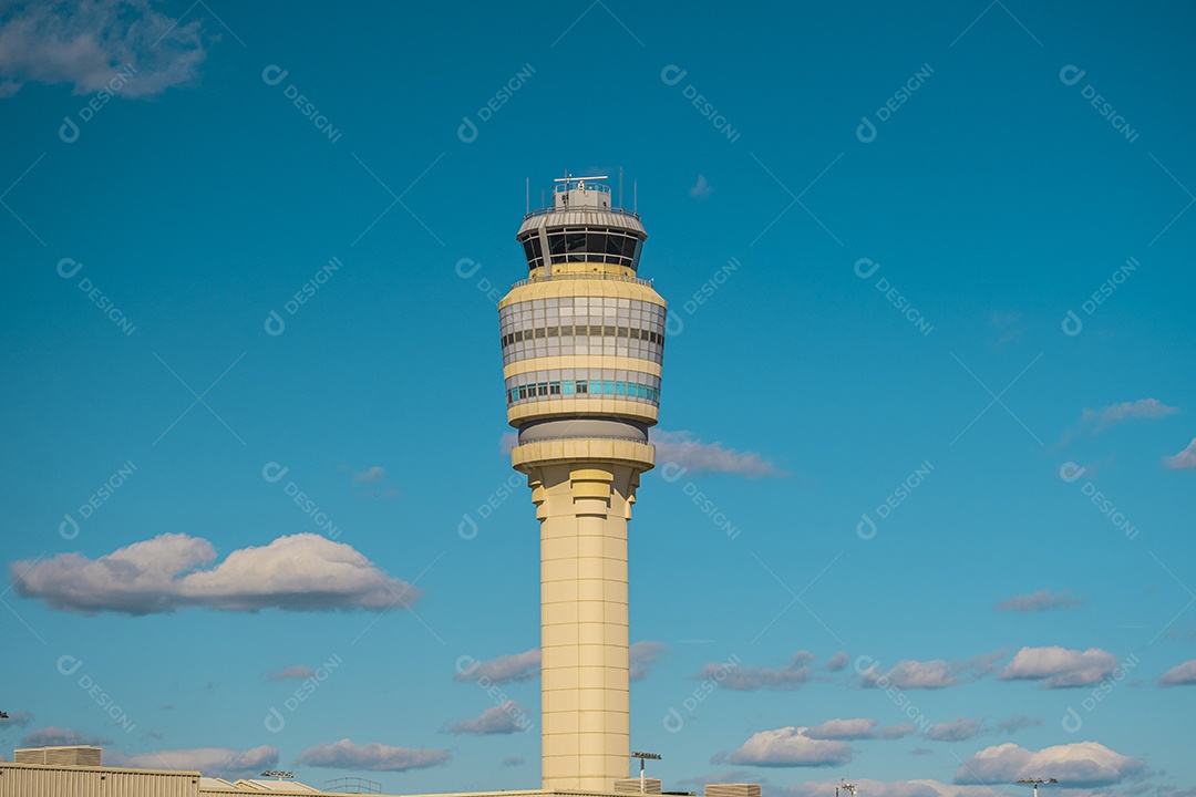 Topo da torre de controle de tráfego aéreo do Aeroporto de Atlanta