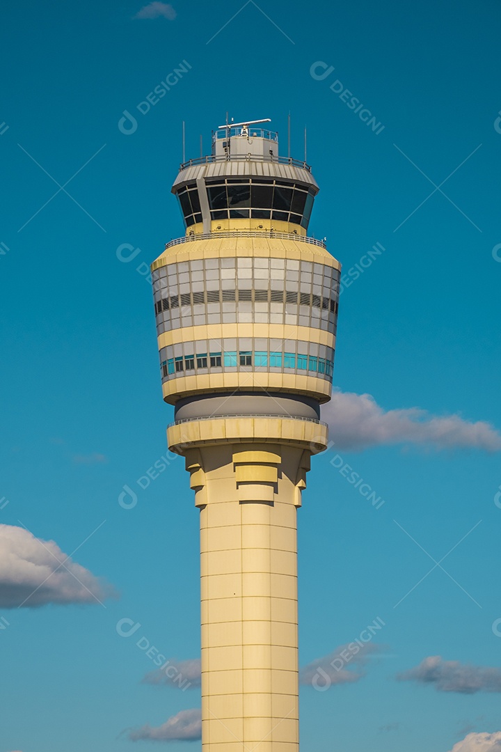 Topo da torre de controle de tráfego aéreo do Aeroporto de Atlanta