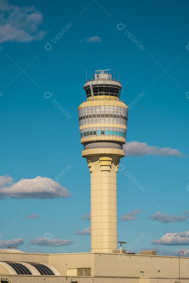 Topo da torre de controle de tráfego aéreo do Aeroporto de Atlanta