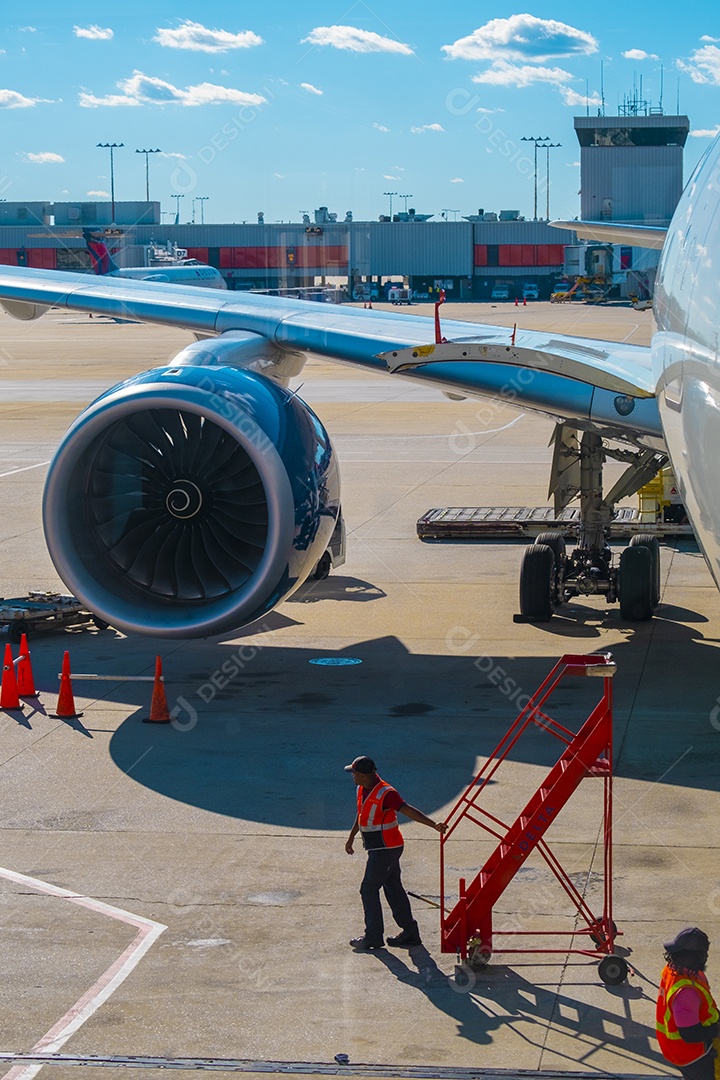 Vertical de uma grande turbina de aeronave comercial no aeroporto central de Atlanta