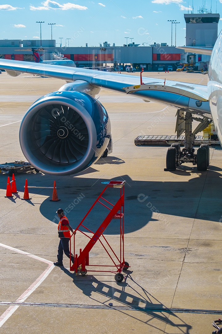 Vertical de uma grande turbina de aeronave comercial no aeroporto central de Atlanta