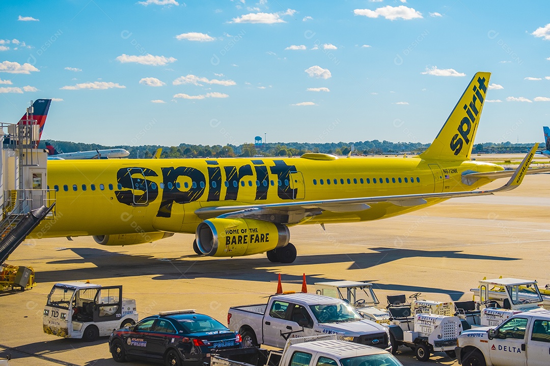 Aviões no aeroporto central de Atlanta nos portões