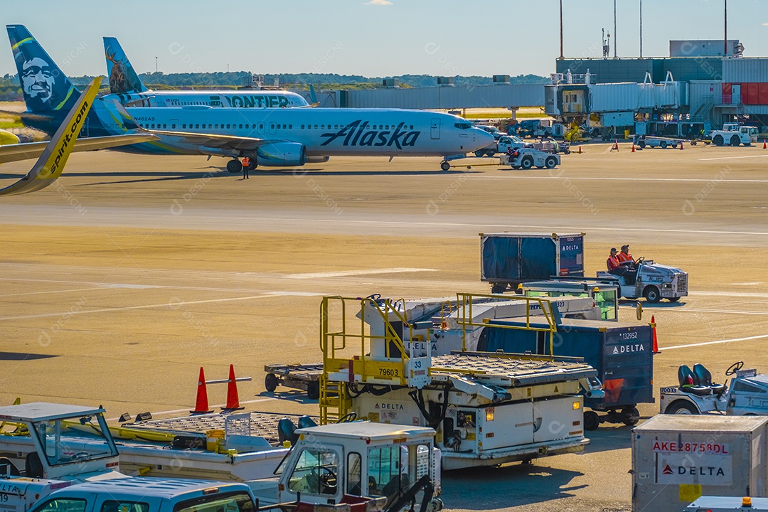 Aviões no aeroporto central de Atlanta nos portões