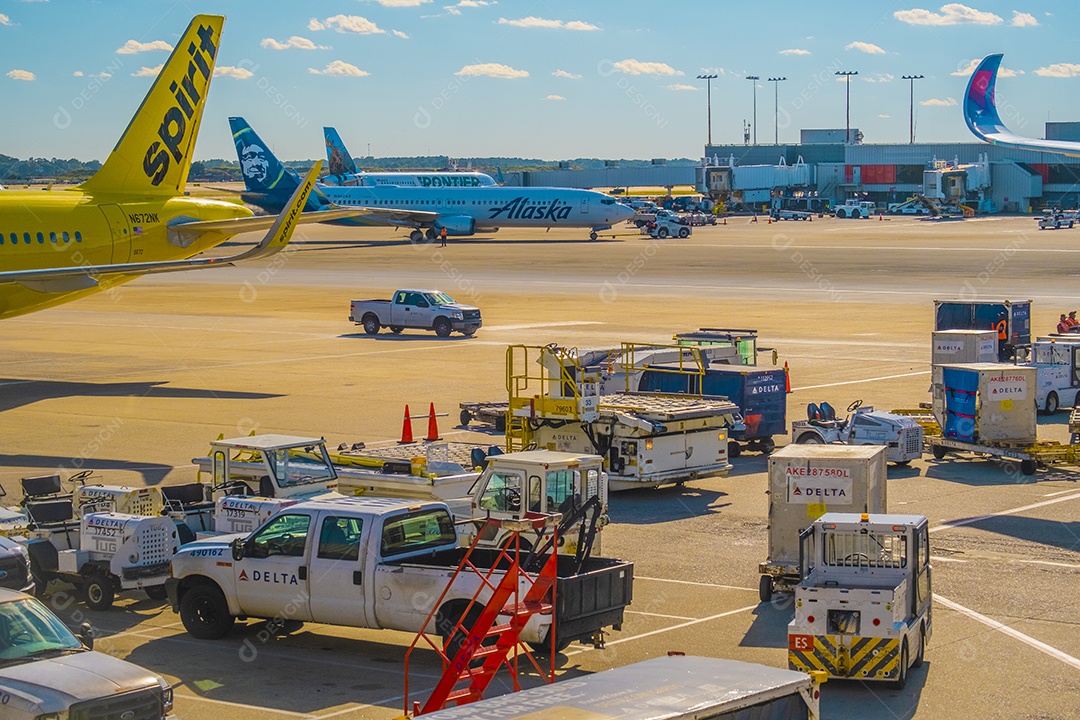 Aviões no aeroporto central de Atlanta nos portões