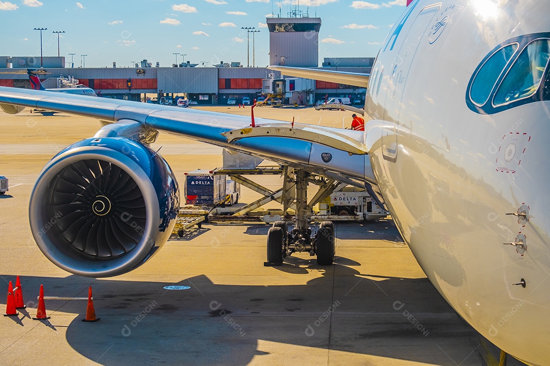 Aviões no aeroporto central de Atlanta nos portões