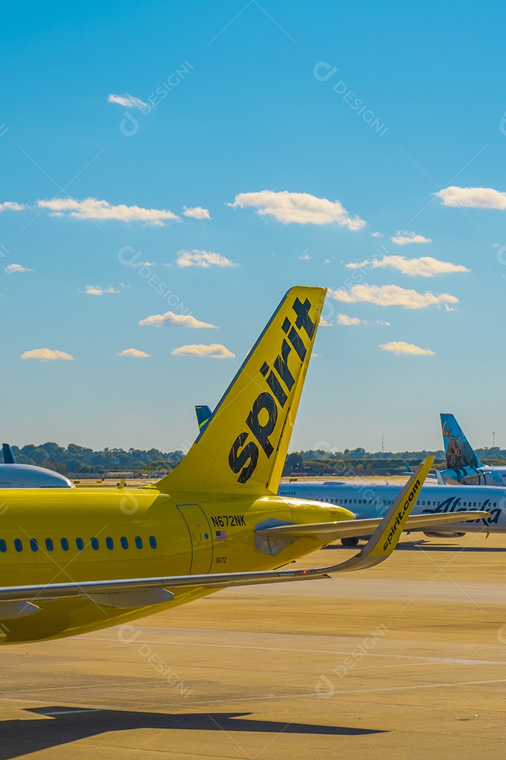 Aviões no aeroporto central de Atlanta nos portões