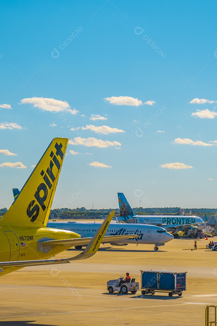 Aviões no aeroporto central de Atlanta nos portões