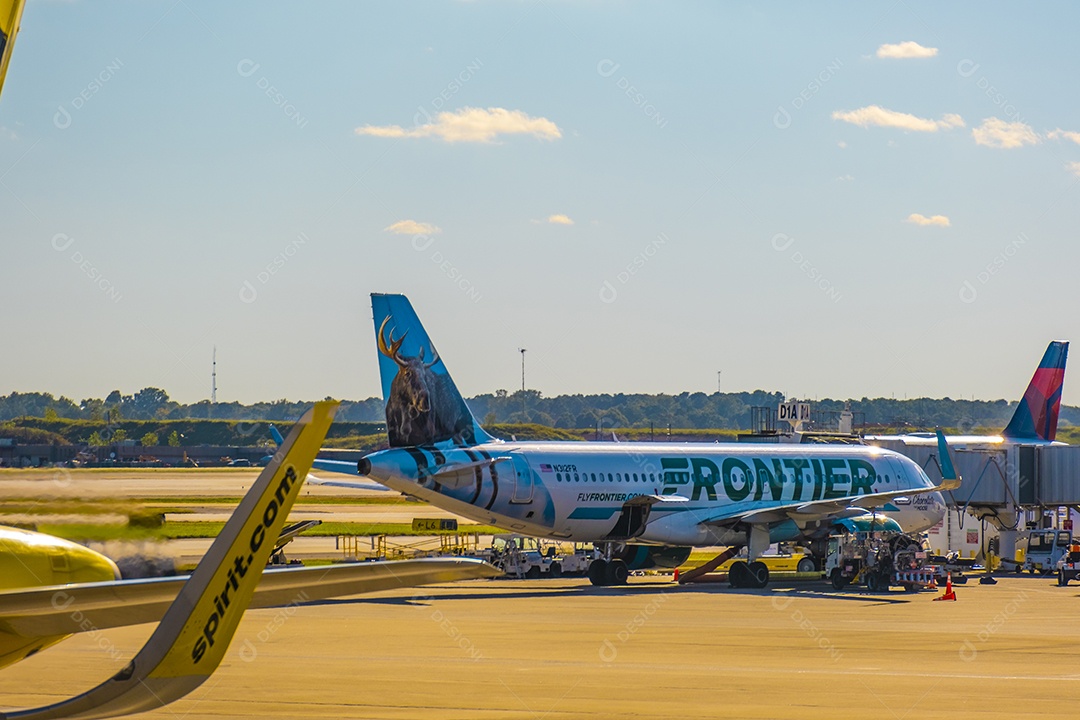 Aviões no aeroporto central de Atlanta nos portões