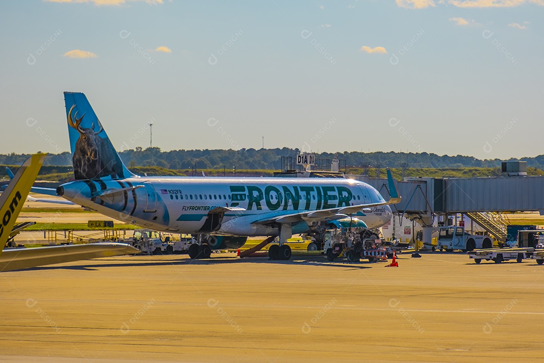 Aviões no aeroporto central de Atlanta nos portões