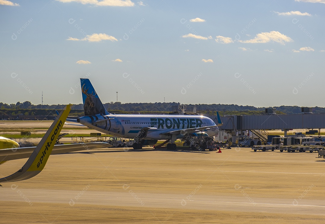 Aviões no aeroporto central de Atlanta nos portões