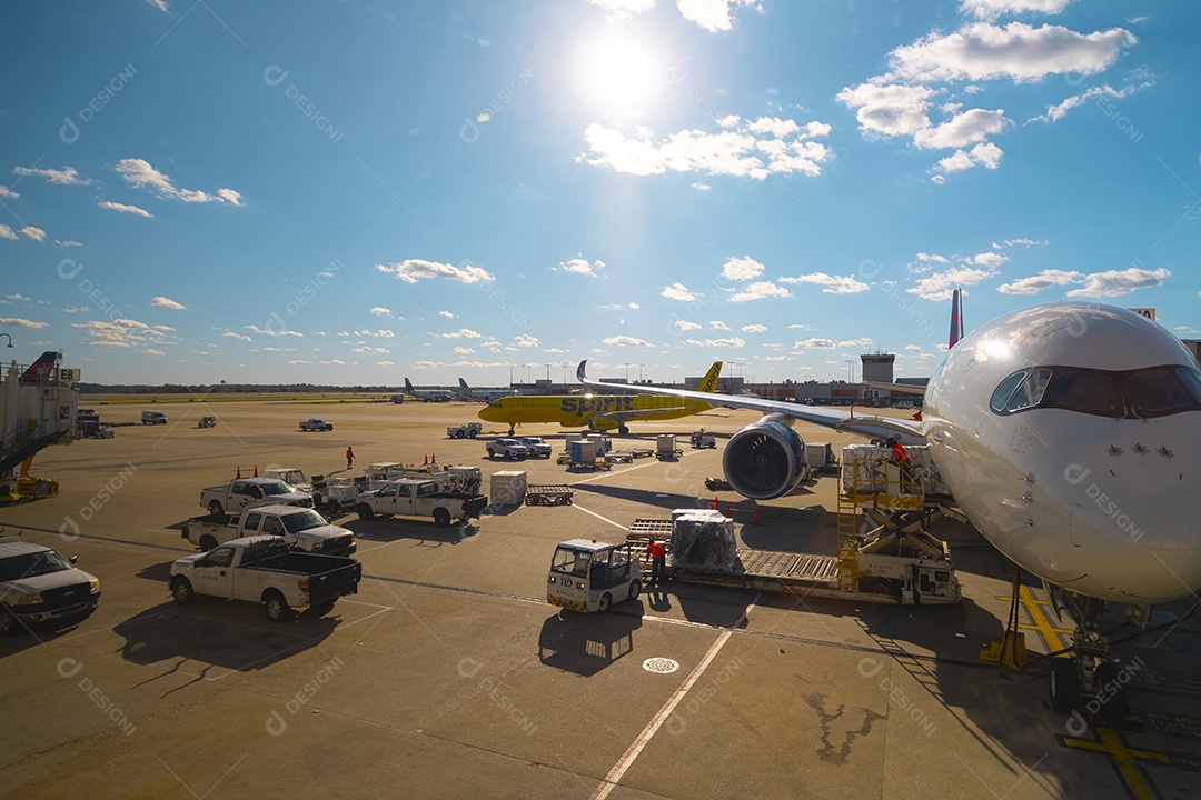 Aviões no aeroporto central de Atlanta nos portões