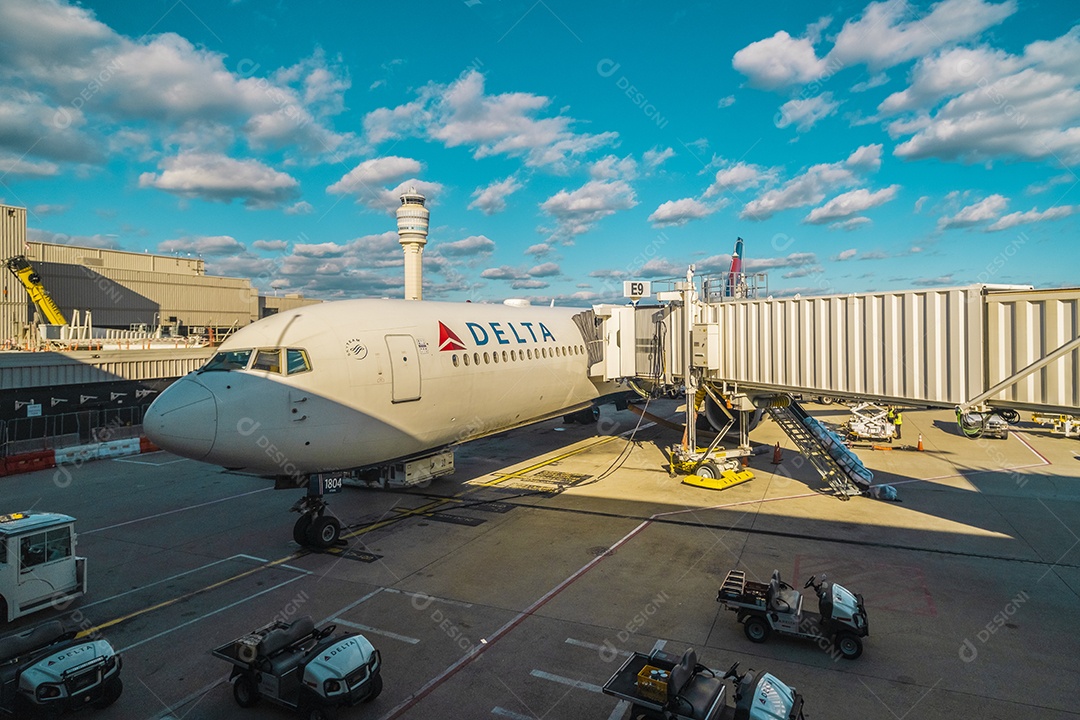 Aviões no aeroporto central de Atlanta