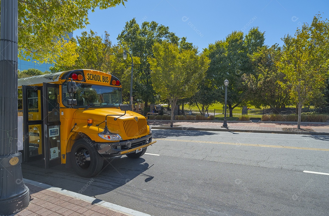 Ônibus escolar amarelo brilhante na movimentada Georgia Aquarium Street