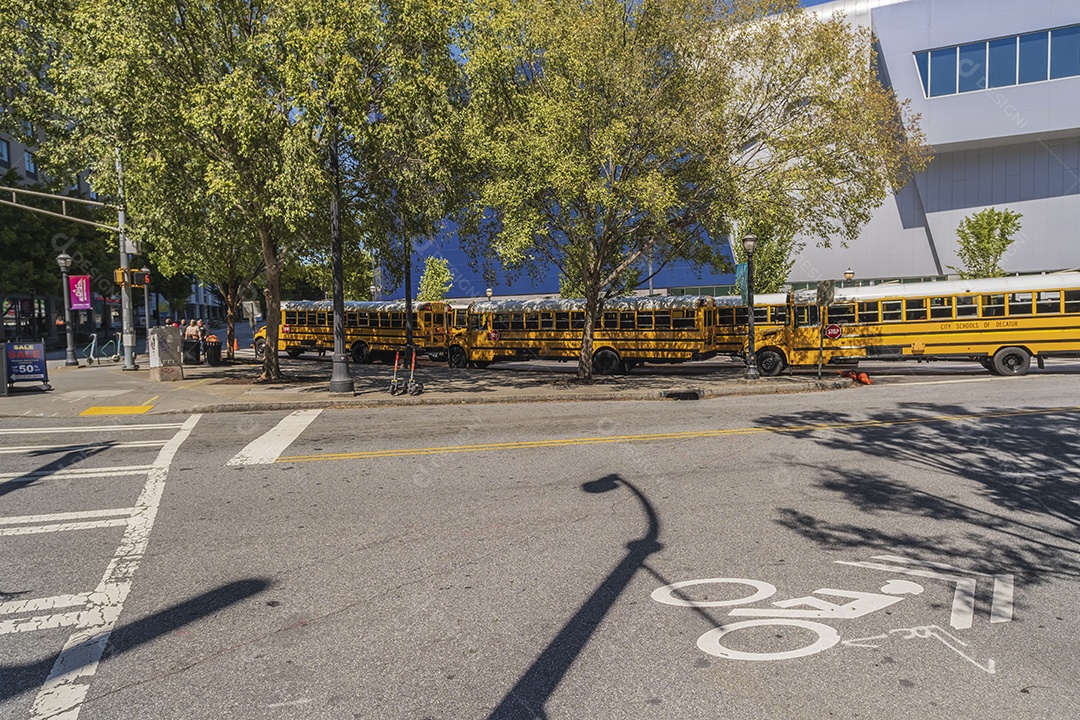 Ônibus escolar amarelo brilhante na movimentada Georgia Aquarium Street
