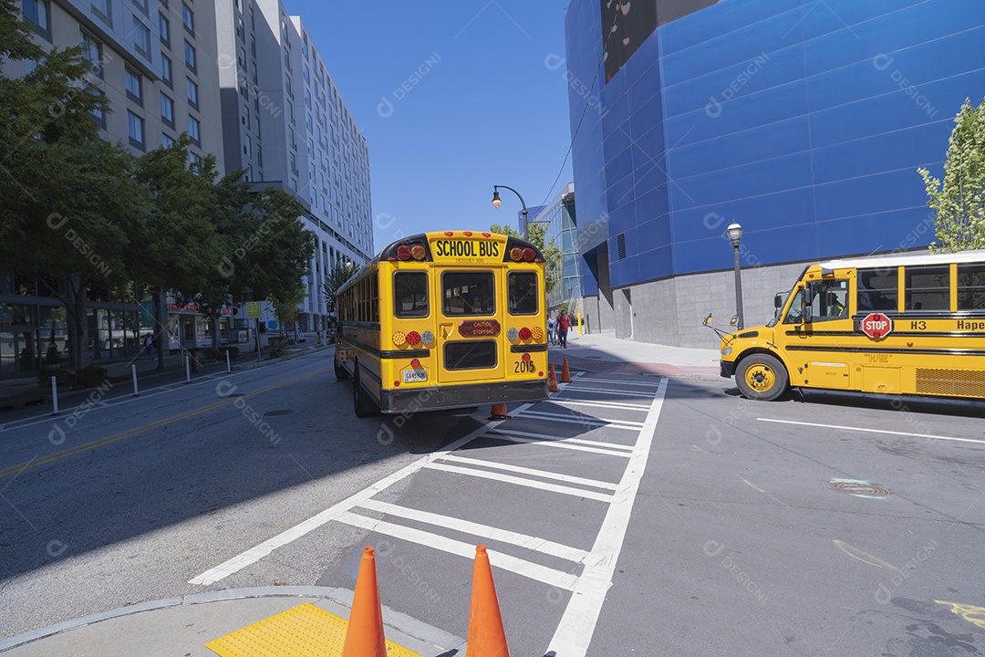 Ônibus escolar amarelo brilhante na movimentada Georgia Aquarium Street