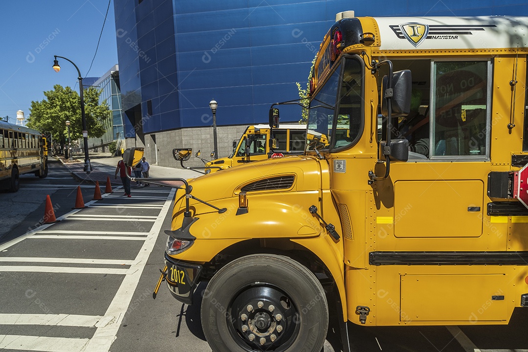 Ônibus escolar amarelo brilhante na movimentada Georgia Aquarium Street