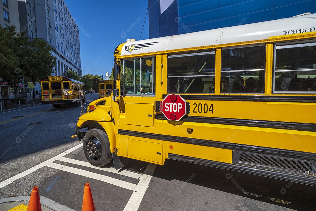 Muitos ônibus saindo de uma lugar nas ruas