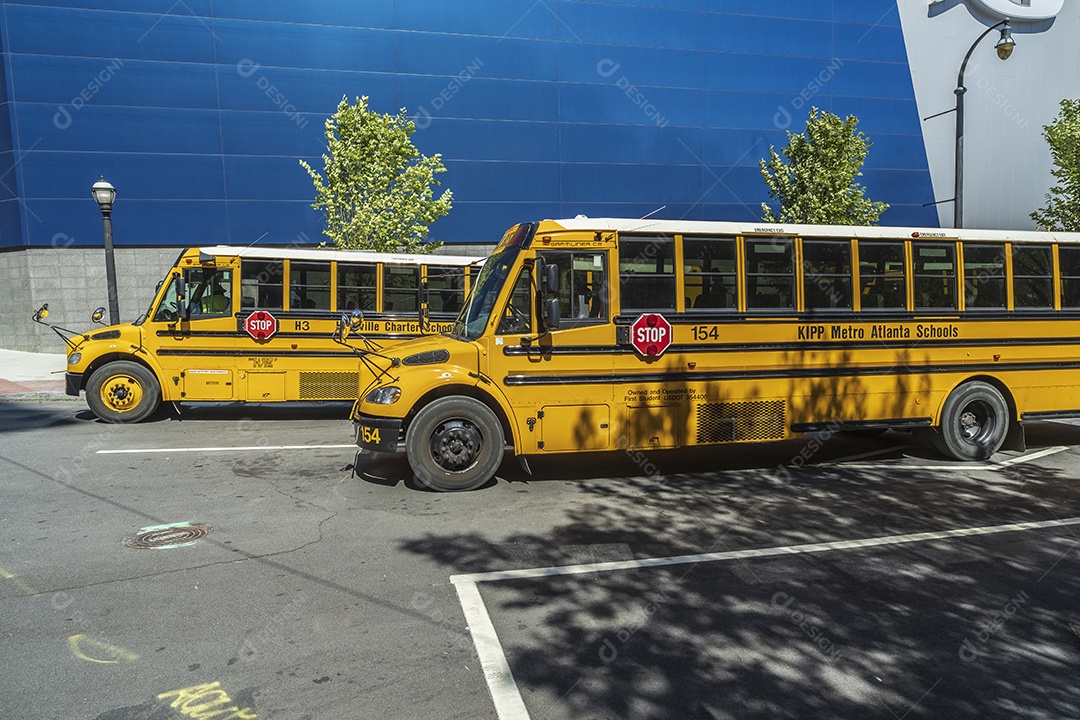 Ônibus escolar amarelo brilhante na movimentada Georgia Aquarium Street