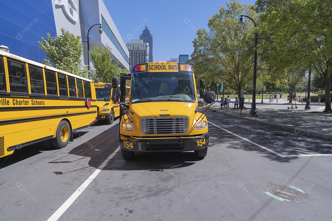 Ônibus escolar amarelo brilhante na movimentada Georgia Aquarium Street