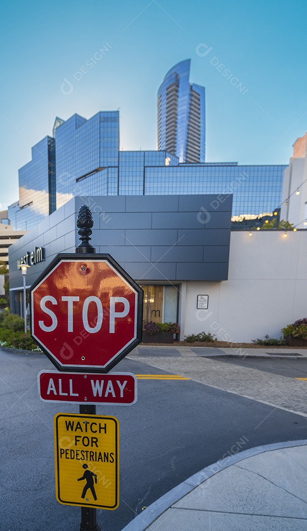 Prédios e edifícios em uma rua e placa de pare