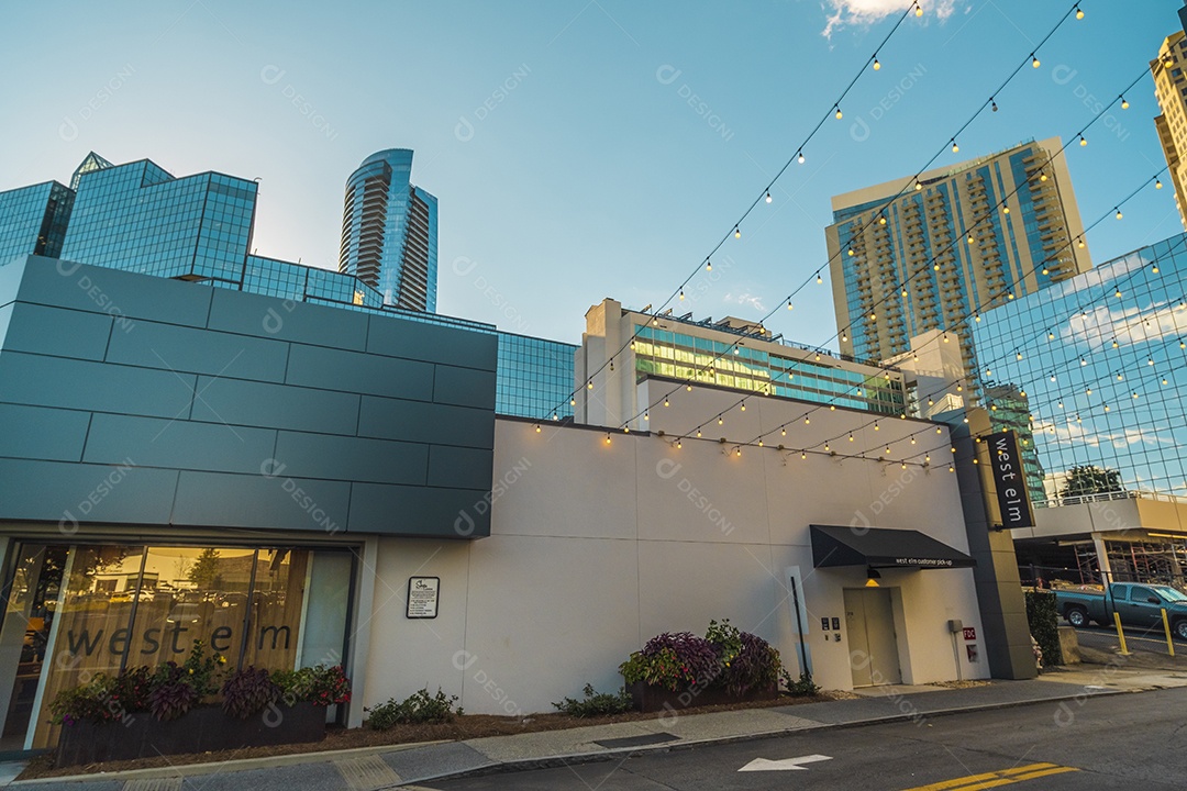 Arranha-céu de vidro no centro financeiro de Atlanta