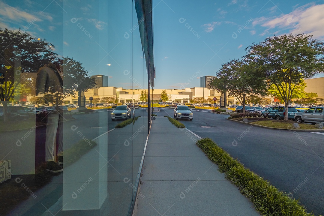 Prédios e edifícios e carros estacionados na rua