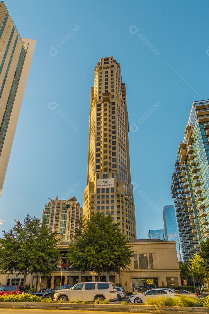Prédios e edifícios e carros estacionados na rua