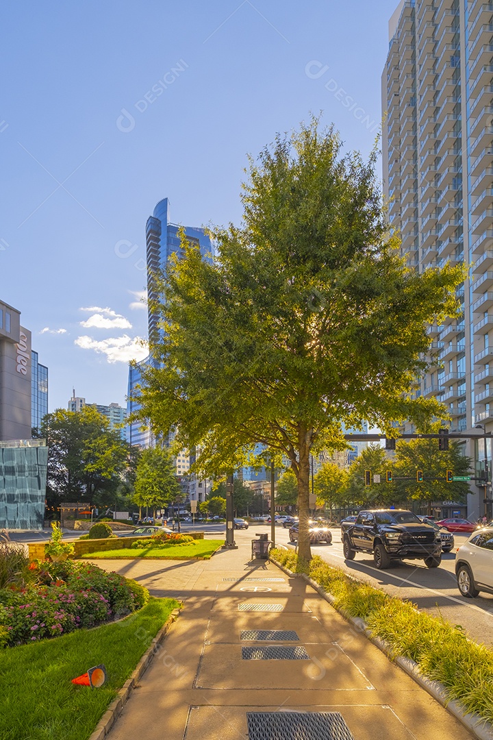 Arranha-céu de vidro no centro financeiro de Atlanta
