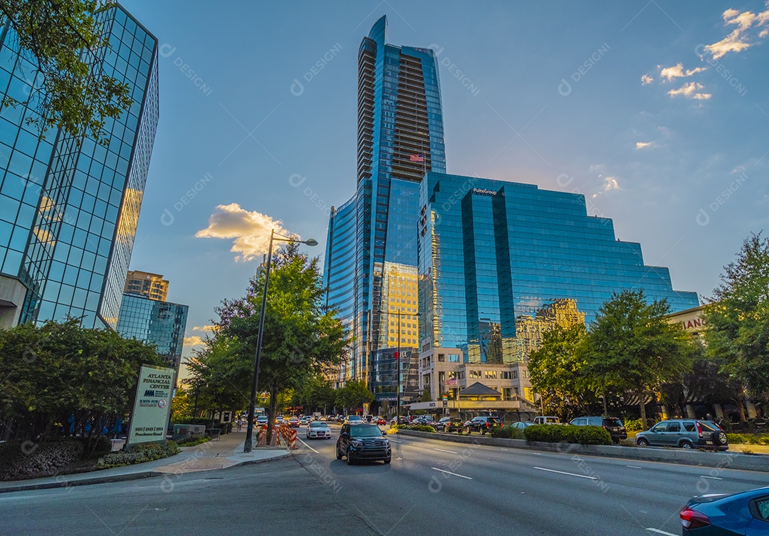 Arranha-céu de vidro no centro financeiro de Atlanta