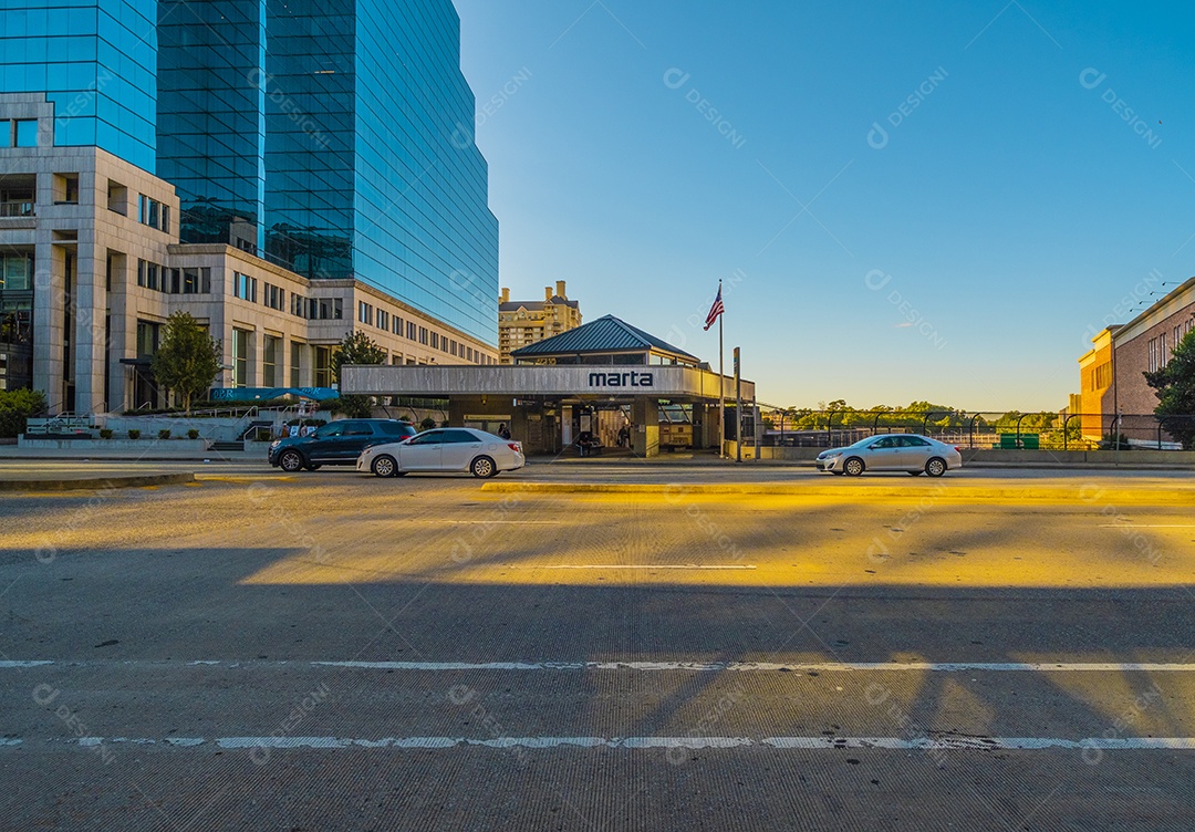 Arranha-céu de vidro no centro financeiro de Atlanta