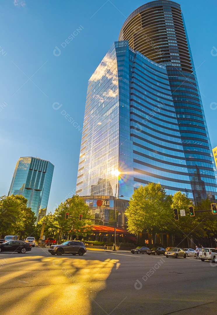 Arranha-céu de vidro no centro financeiro de Atlanta