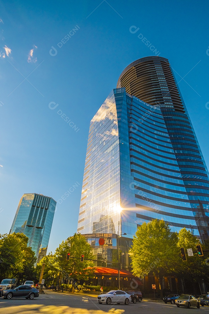 Arranha-céu de vidro no centro financeiro de Atlanta