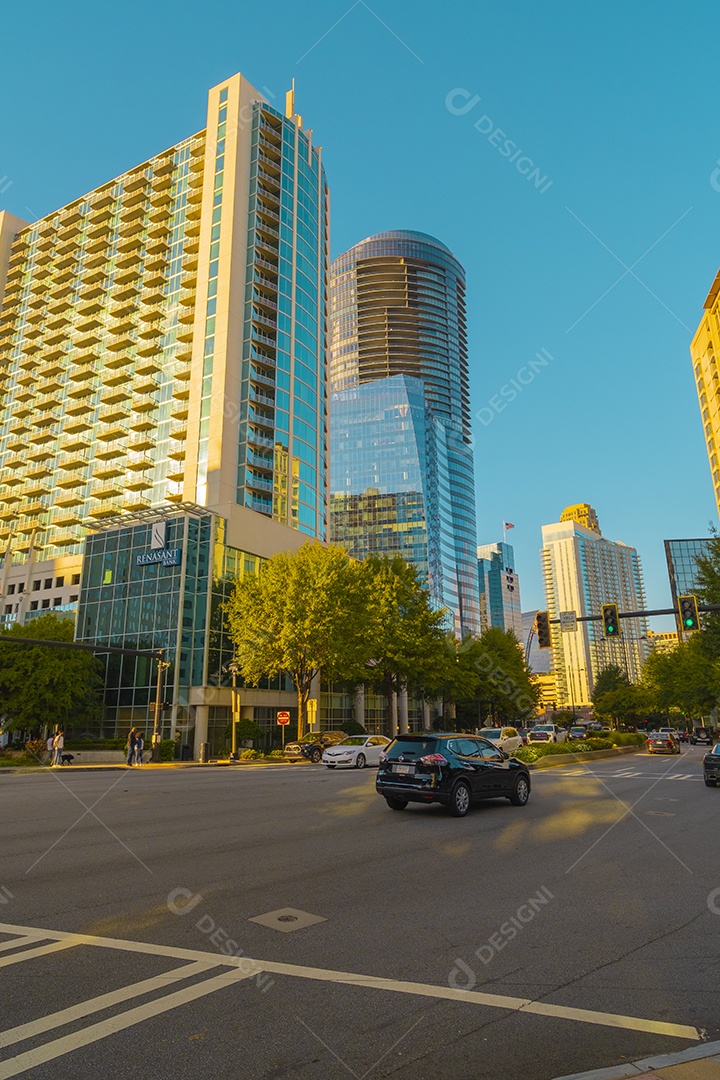 Arranha-céu de vidro no centro financeiro de Atlanta