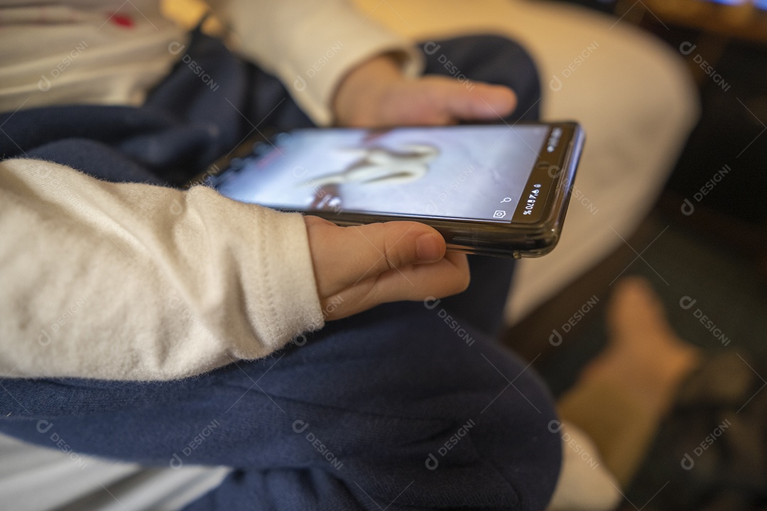 Menina segurando o celular com as mãos