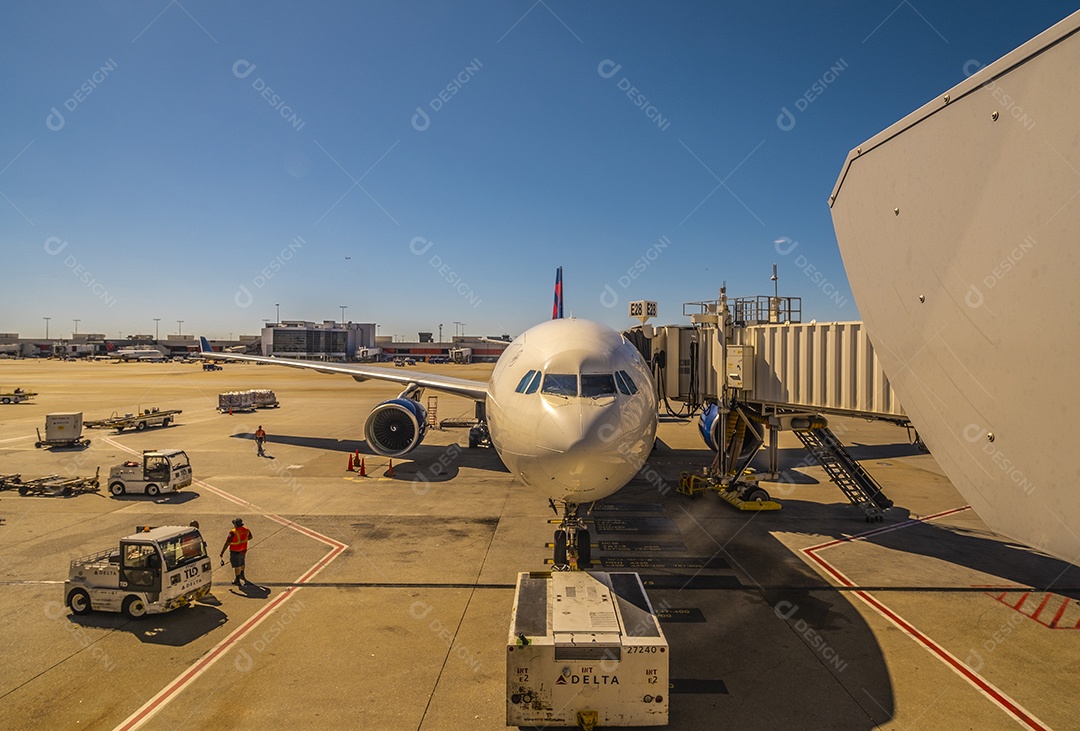 Aviões no aeroporto central de Atlanta nos portões